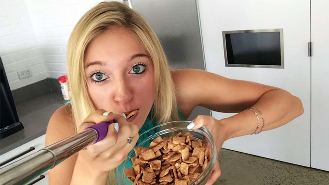 Selfie Spoon, Inovasi Unik Tongsis Untuk Narsis Ketika Makan