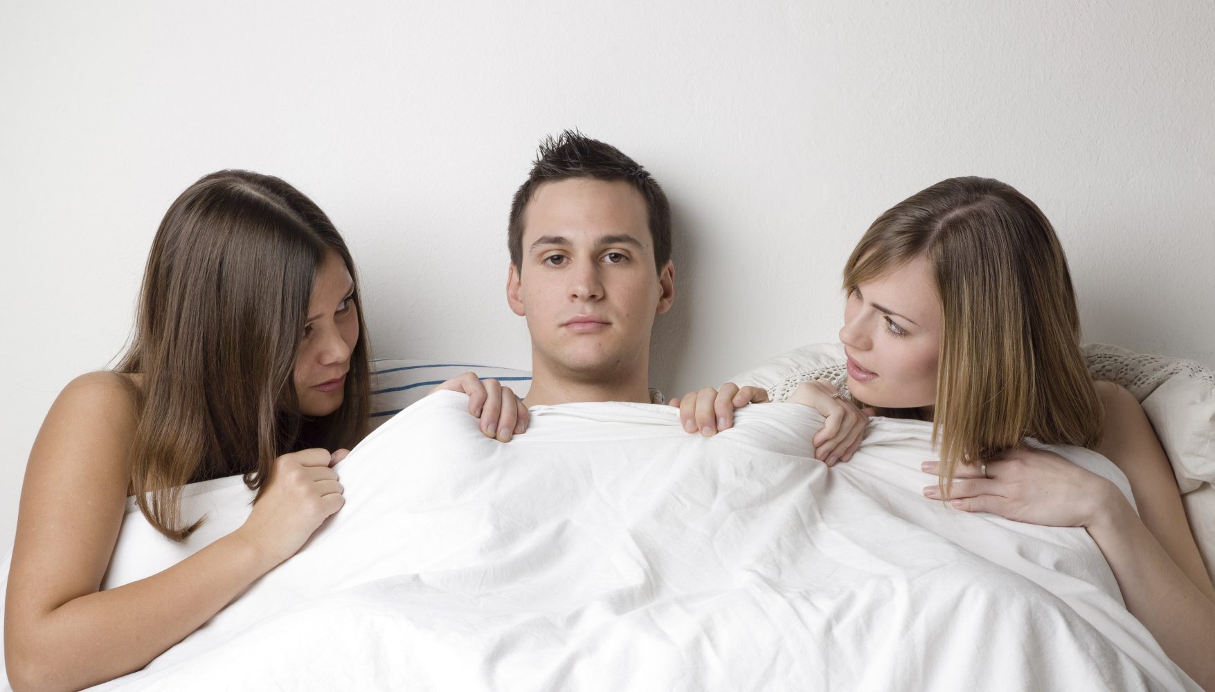 Две девушки и один парень решили устроить в спальне анальный секс втроем