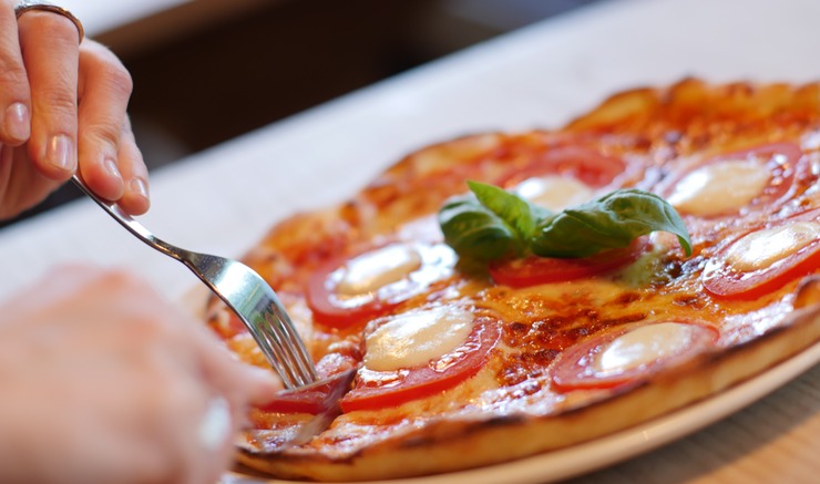 Cara makan pizza sebagian besar orang salah.